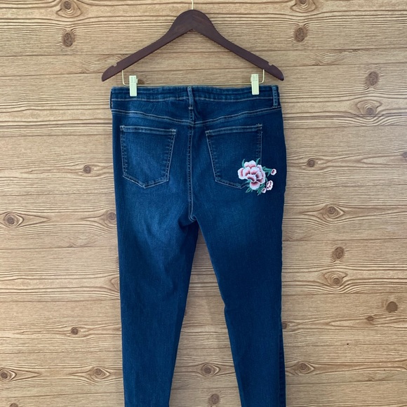 REITMANS FLORAL EMBROIDERED ROSE JEANS - Picture 11 of 14